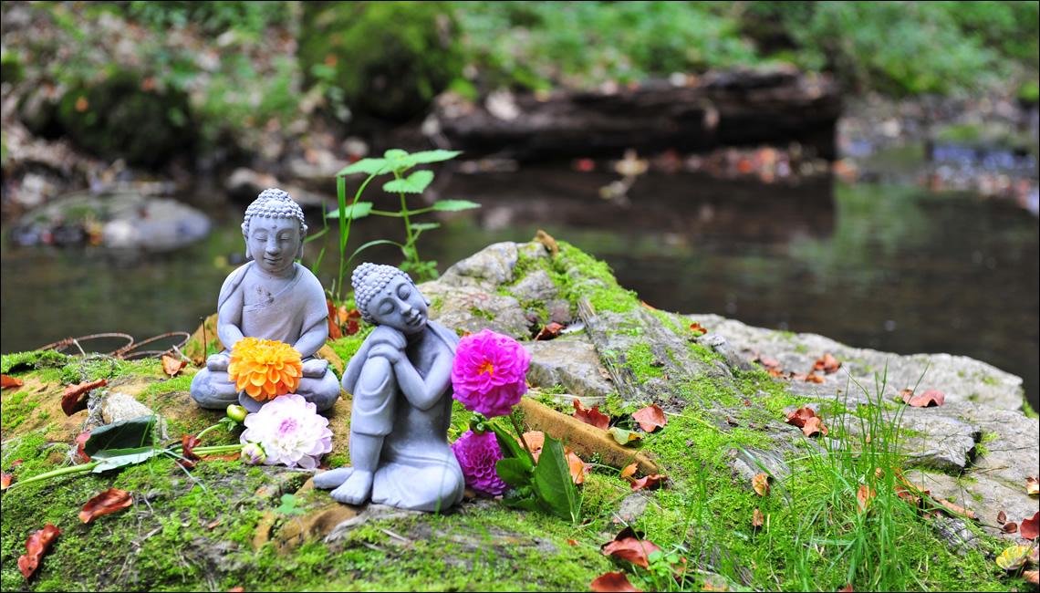 Fotografia di due statuine in posizione yoga